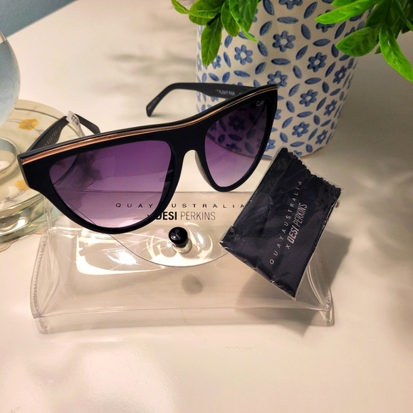 QUAY AUSTRALIA Flight Risk Sunglasses Black/Smoke Sunnies - Picture 3 of 7
